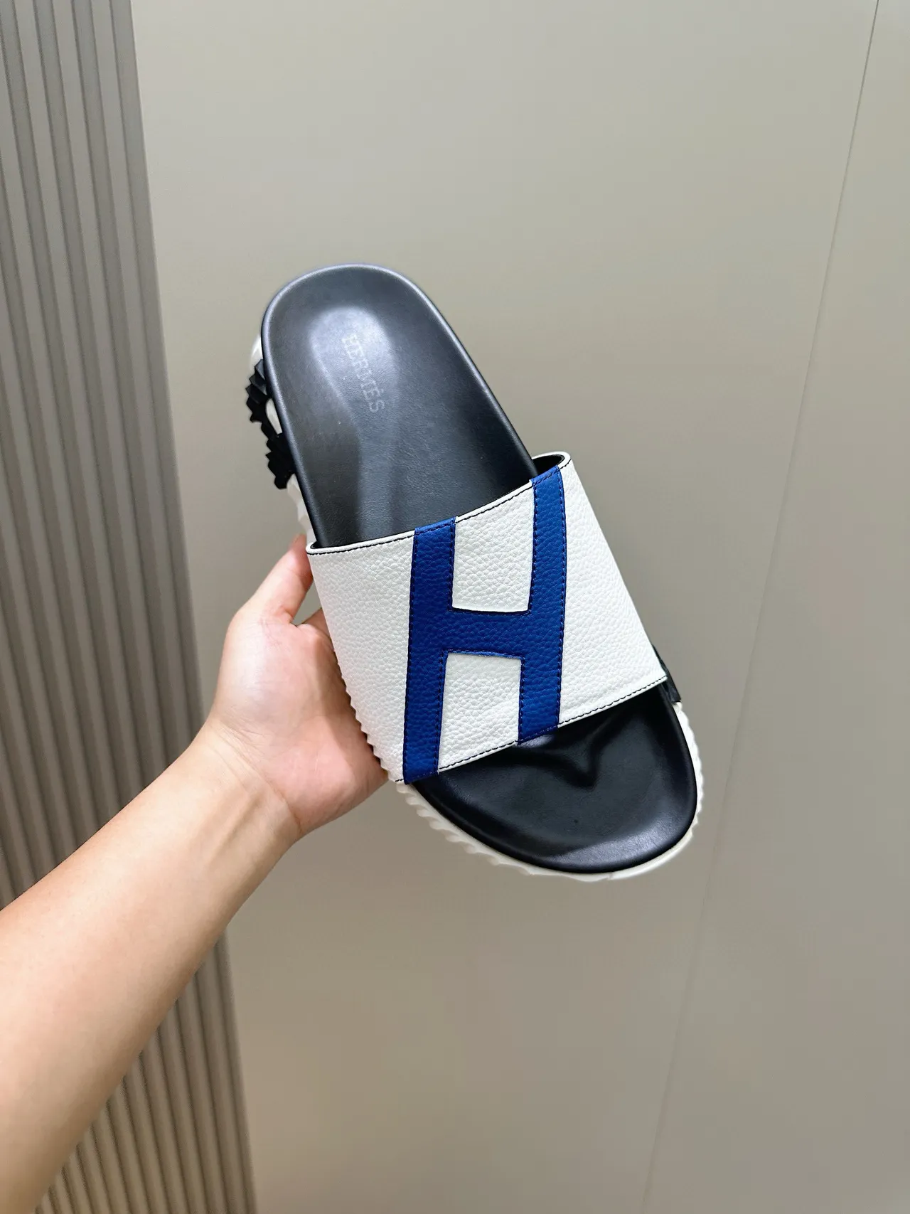 Hermès Oran Slipper blanches bleues noires mules 4