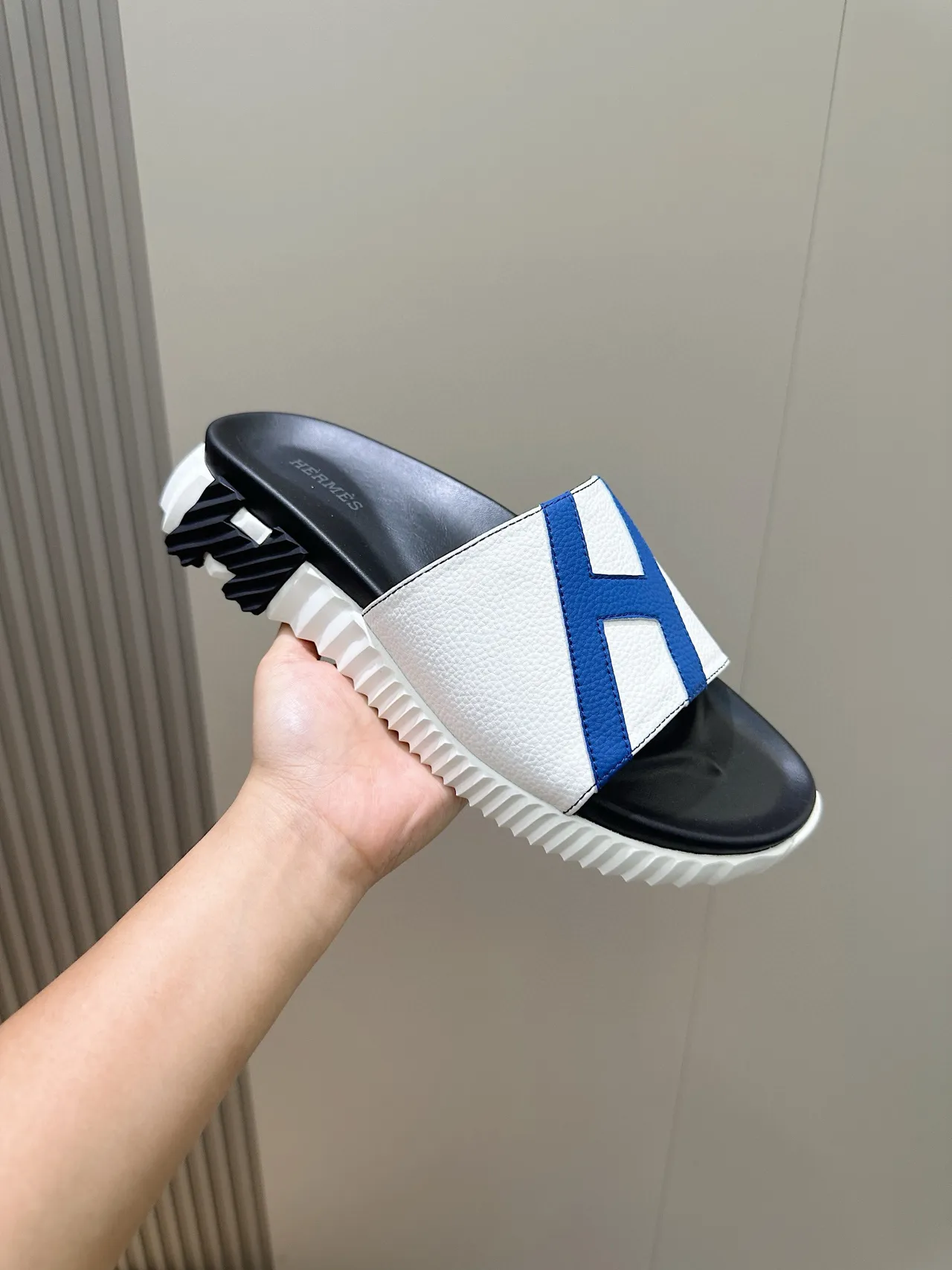 Hermès Oran Slipper blanches bleues noires mules 5