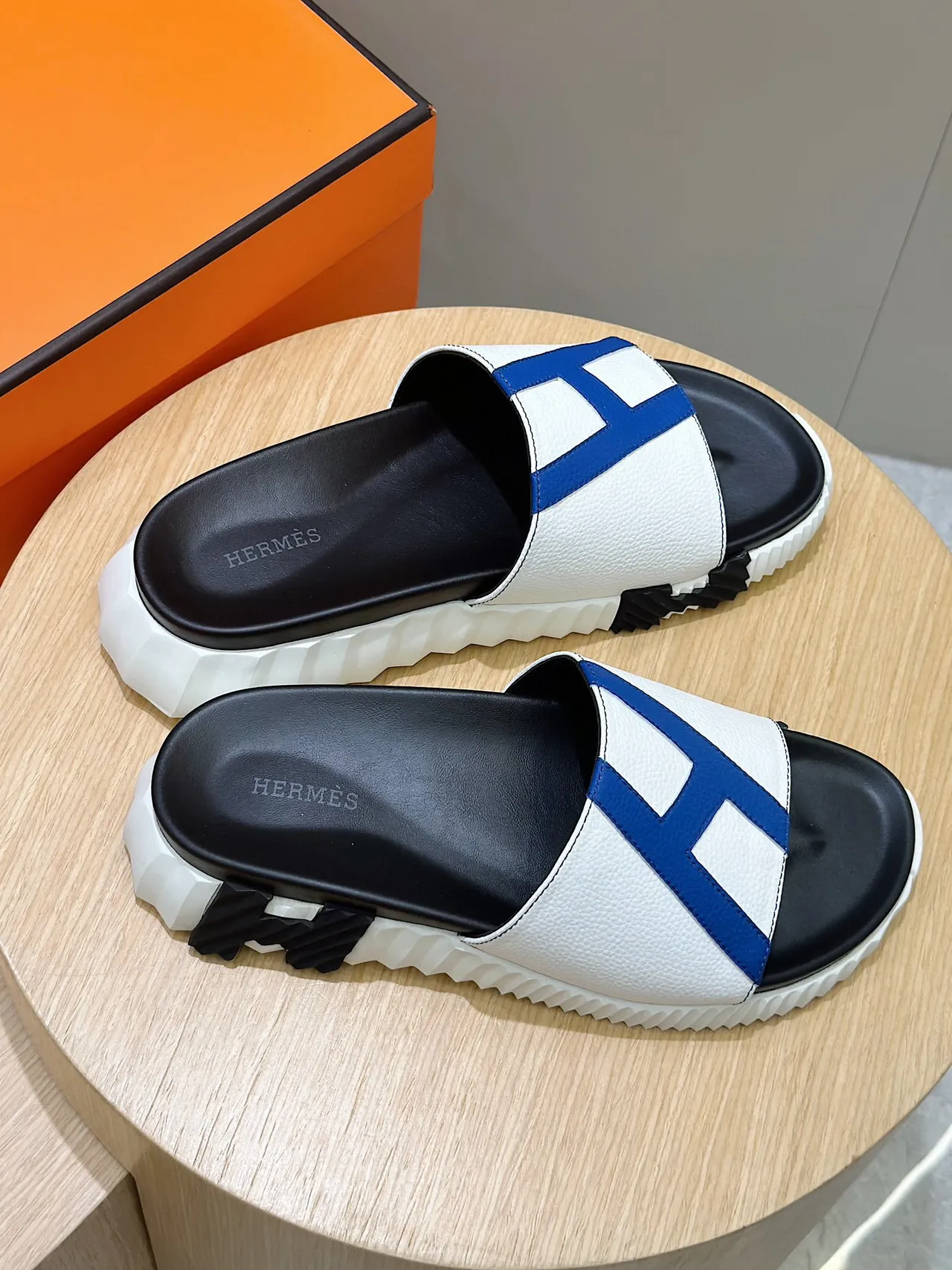 Hermès Oran Slipper blanches bleues noires mules 6