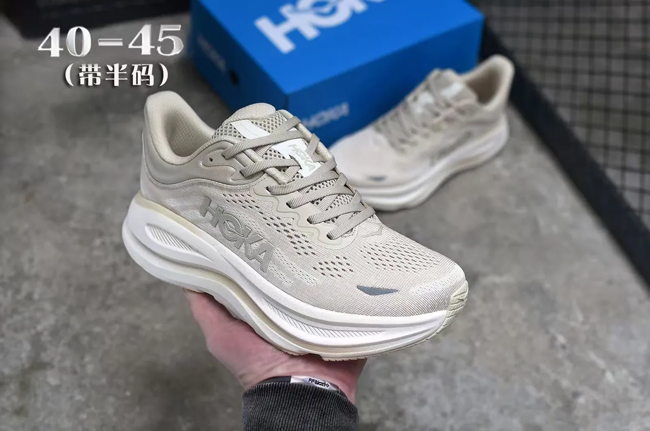 Hoka Clifton Beige Malla ingenieril en la parte superior Media suela esculpida gruesa Zapatillas de running 3