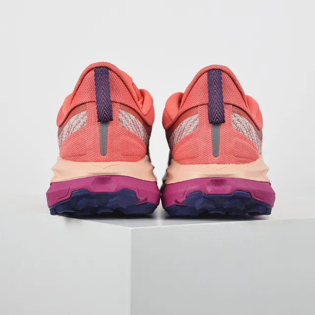 Hoka Speedgoat नारंगी बैंगनी बहुस्तरीय मध्य सोल रॉकर शेप्ड सोल दौड़ने की जूते 8