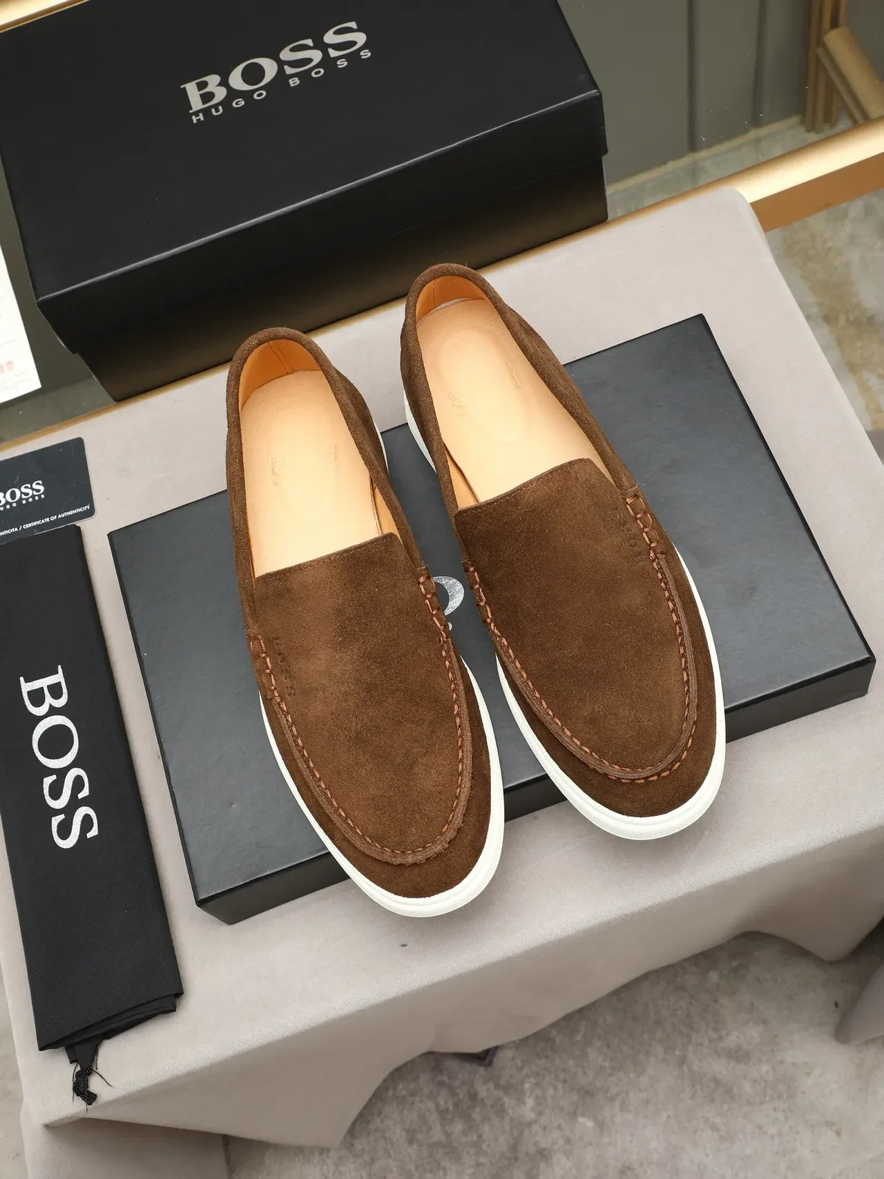 Hugo Boss 棕白麂皮鞋面橡胶底乐福鞋 3