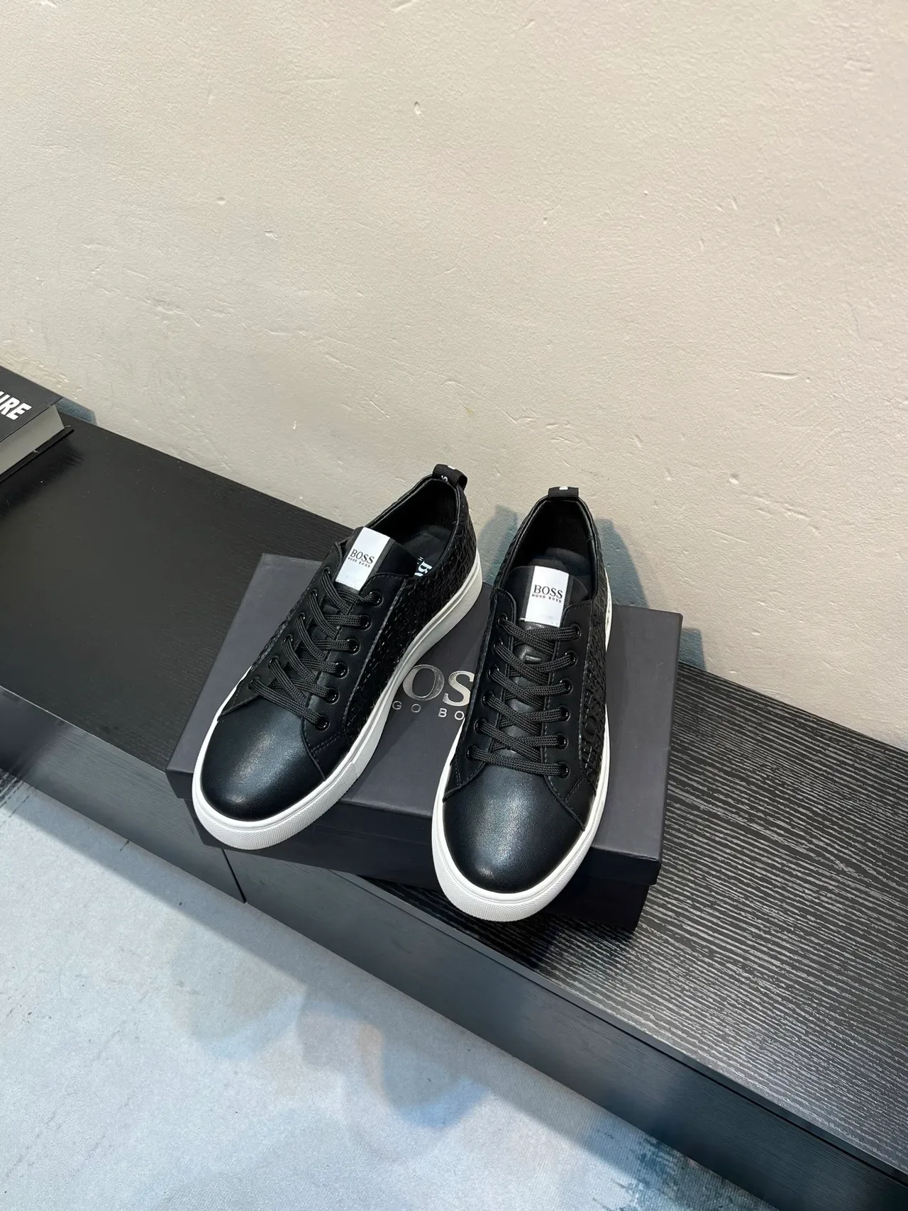 Hugo Boss Monograma Embossado Negro y Blanco Lifestyle Sneakers 2