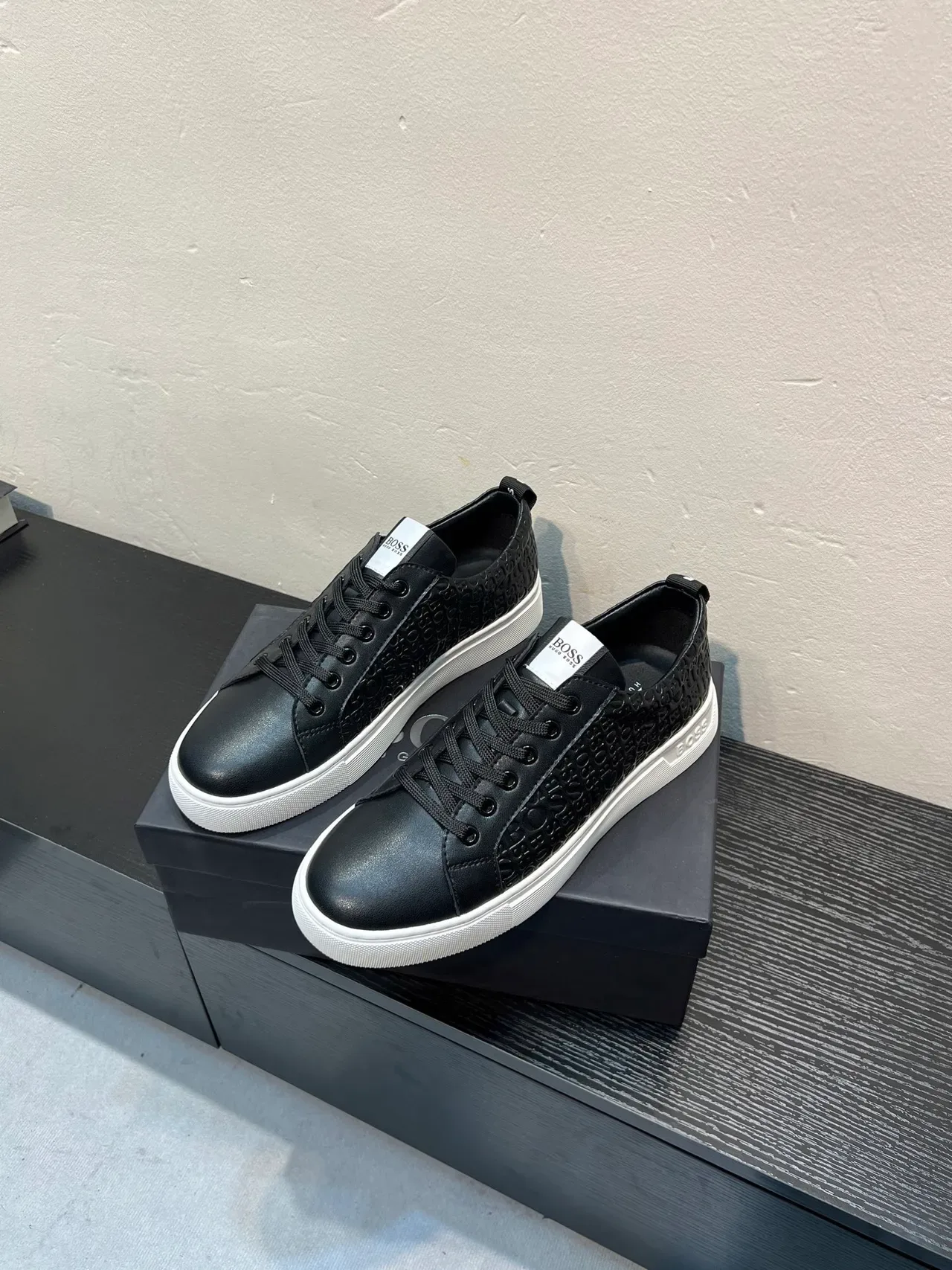 Hugo Boss Monograma Embossado Negro y Blanco Lifestyle Sneakers 3