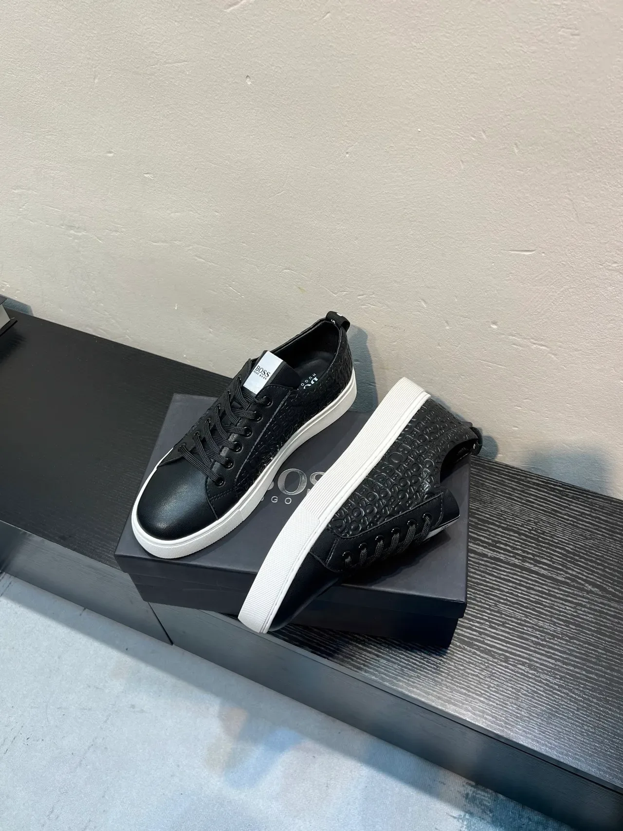 Hugo Boss Monograma Embossado Negro y Blanco Lifestyle Sneakers 4