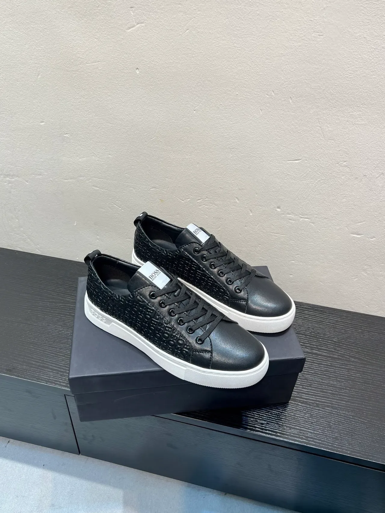 Hugo Boss Monograma Embossado Negro y Blanco Lifestyle Sneakers 5