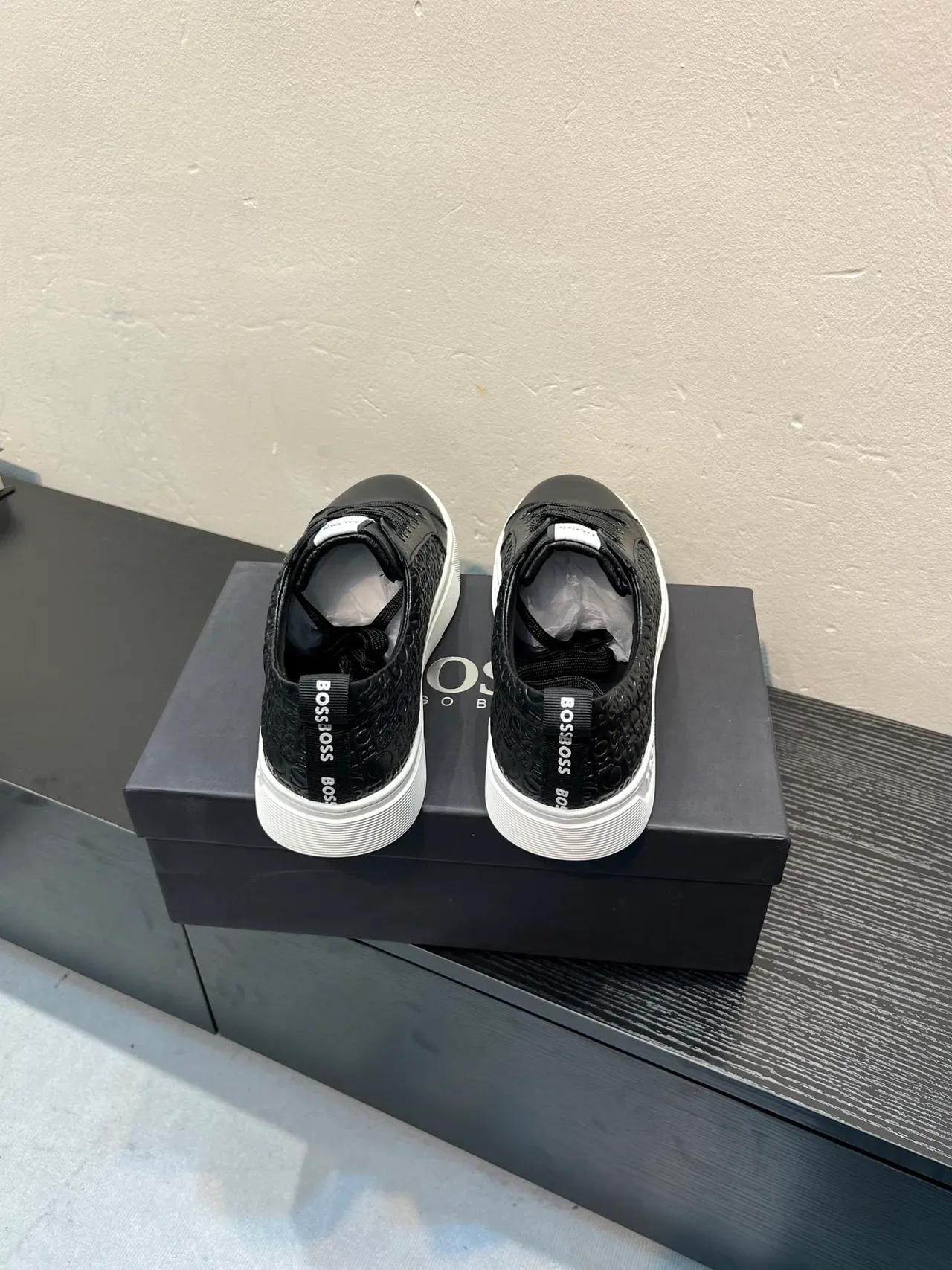 Hugo Boss Monograma Embossado Negro y Blanco Lifestyle Sneakers 6