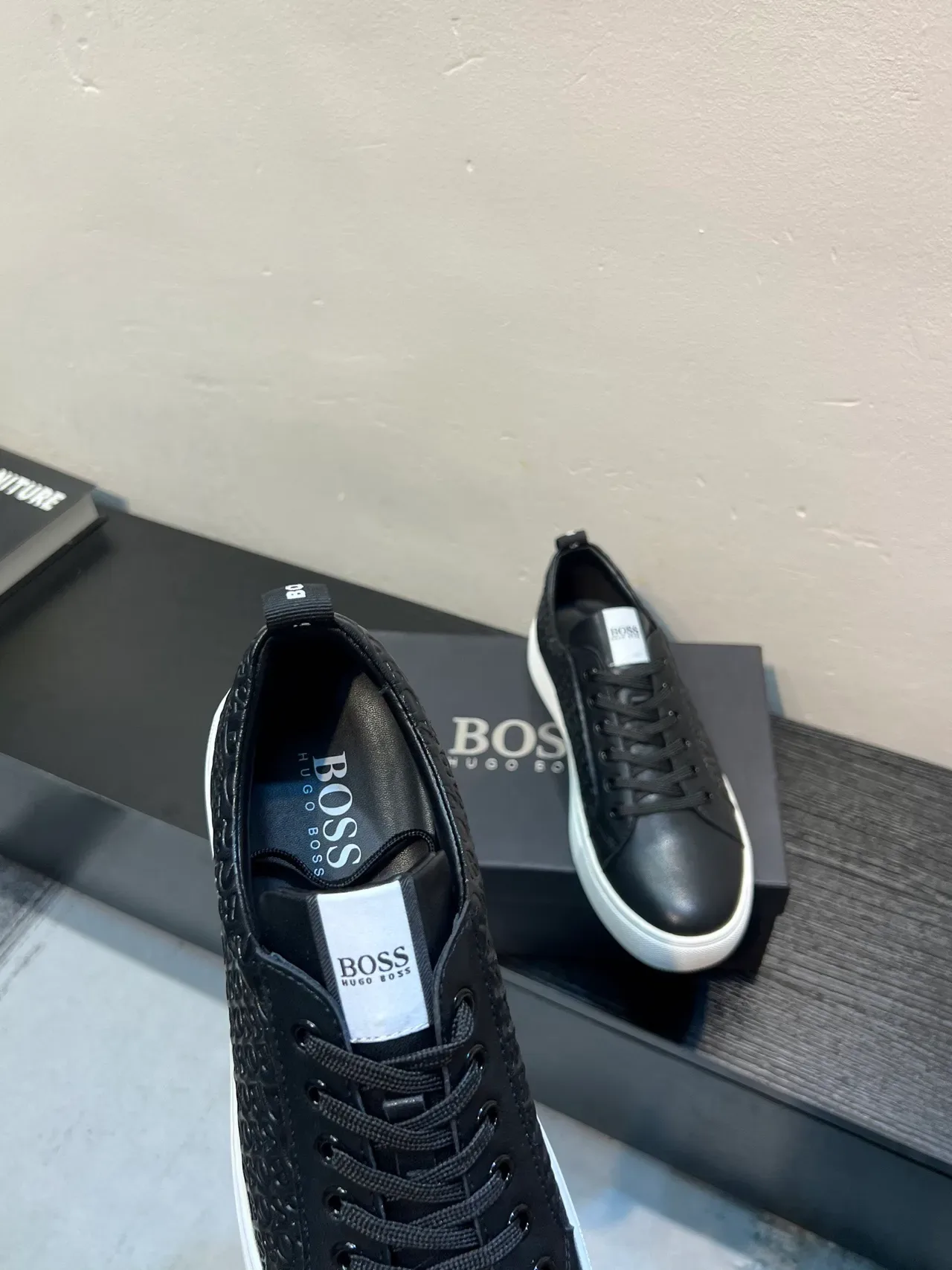 Hugo Boss Monograma Embossado Negro y Blanco Lifestyle Sneakers 7