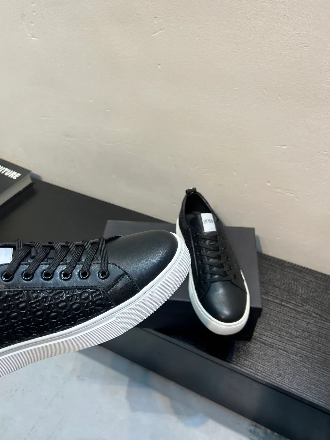 Hugo Boss Monograma Embossado Negro y Blanco Lifestyle Sneakers 8