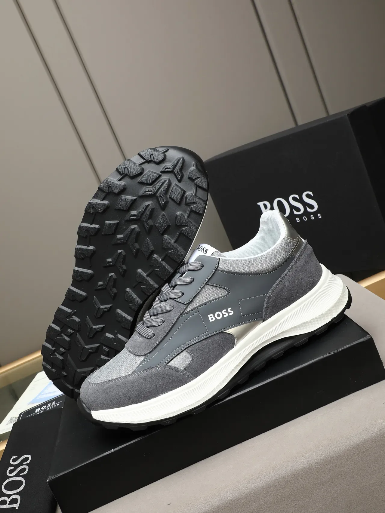 Hugo Boss 灰色麂皮网面生活休闲鞋 4
