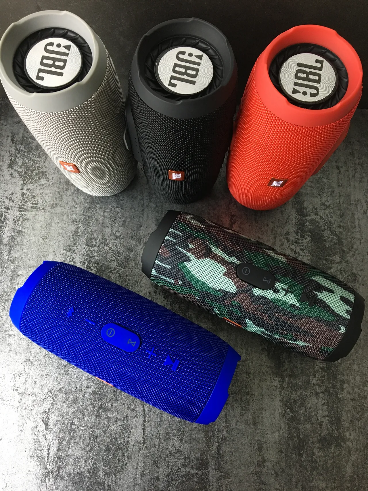 JBL Charge लाल वृत्ताकार फैब्रिक ग्रिल पोर्टेबल स्पीकर 5