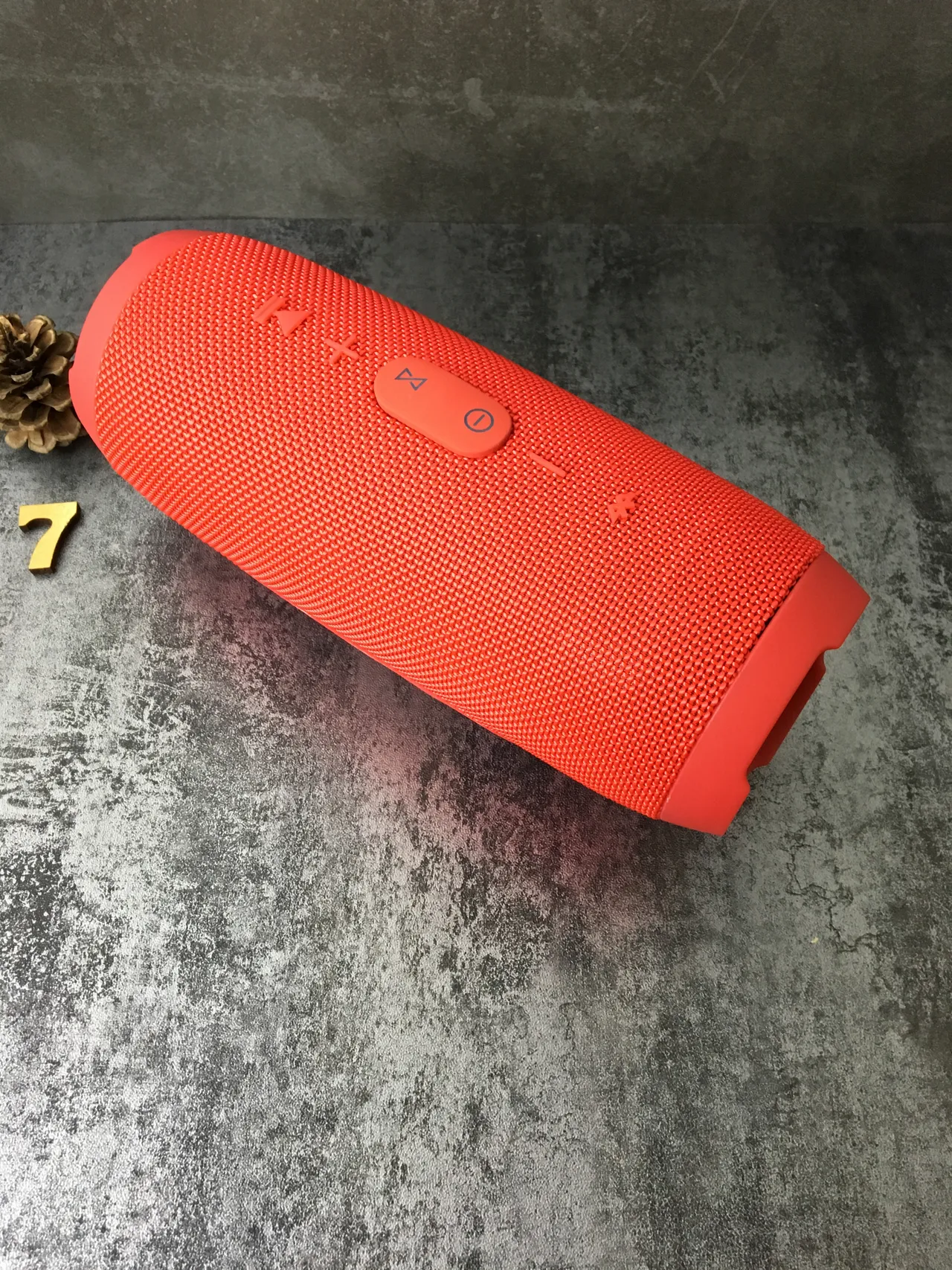 JBL Charge लाल वृत्ताकार फैब्रिक ग्रिल पोर्टेबल स्पीकर 6