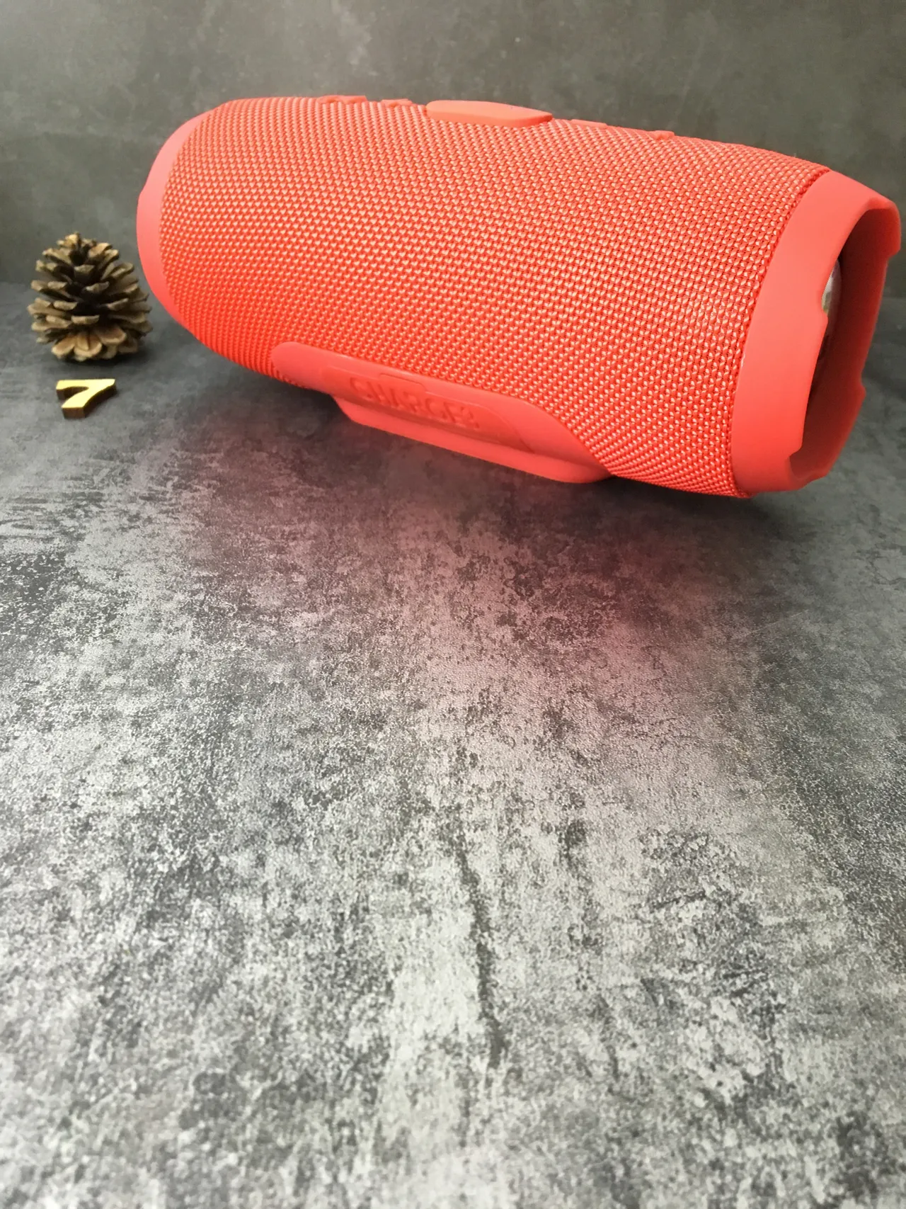 JBL Charge लाल वृत्ताकार फैब्रिक ग्रिल पोर्टेबल स्पीकर 7