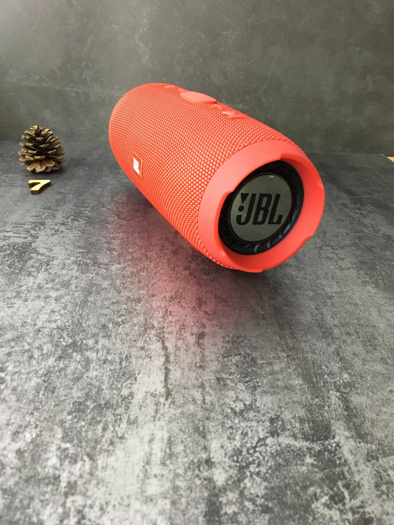 JBL Charge लाल वृत्ताकार फैब्रिक ग्रिल पोर्टेबल स्पीकर 8