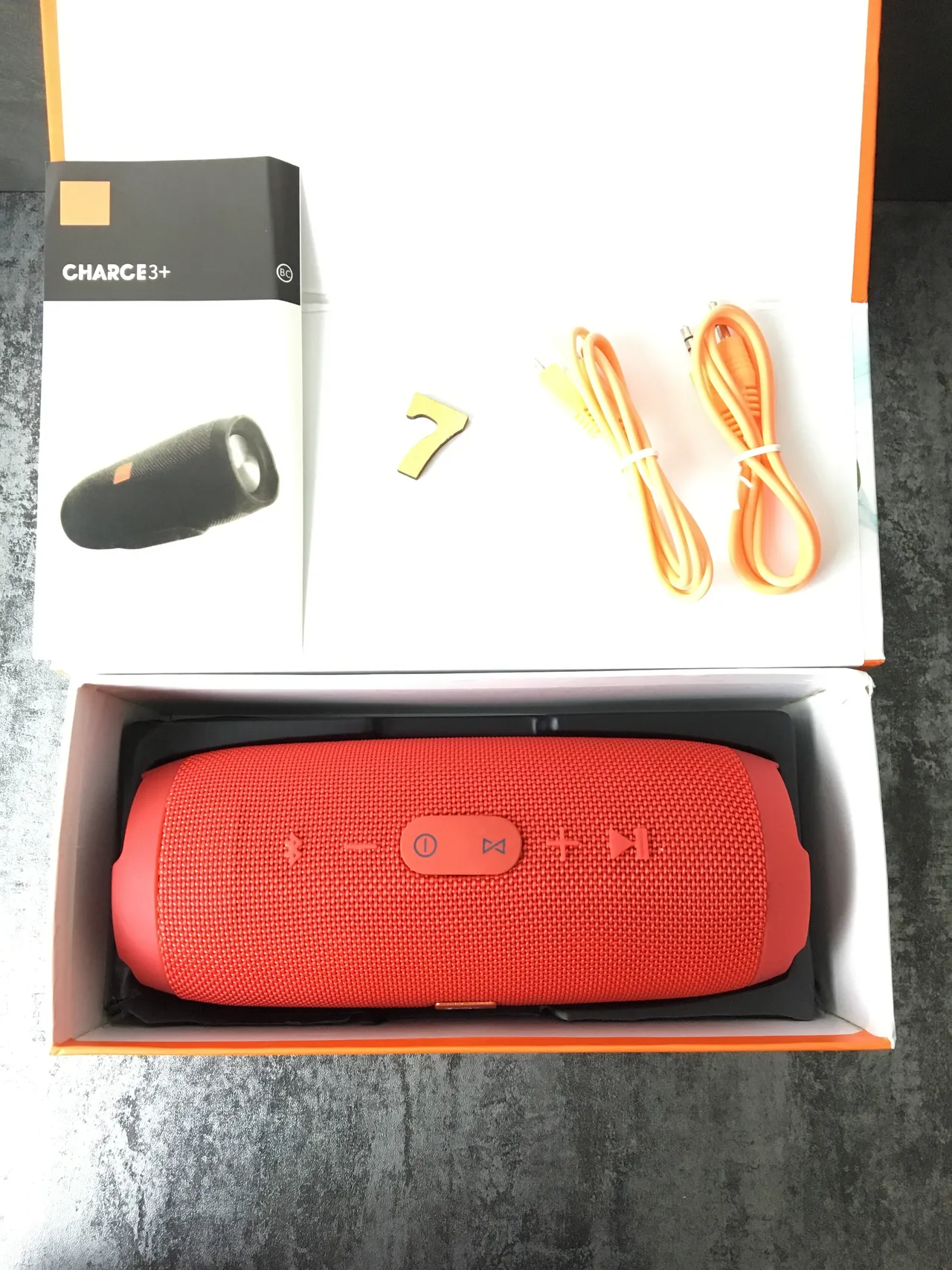 JBL Charge लाल वृत्ताकार फैब्रिक ग्रिल पोर्टेबल स्पीकर 9