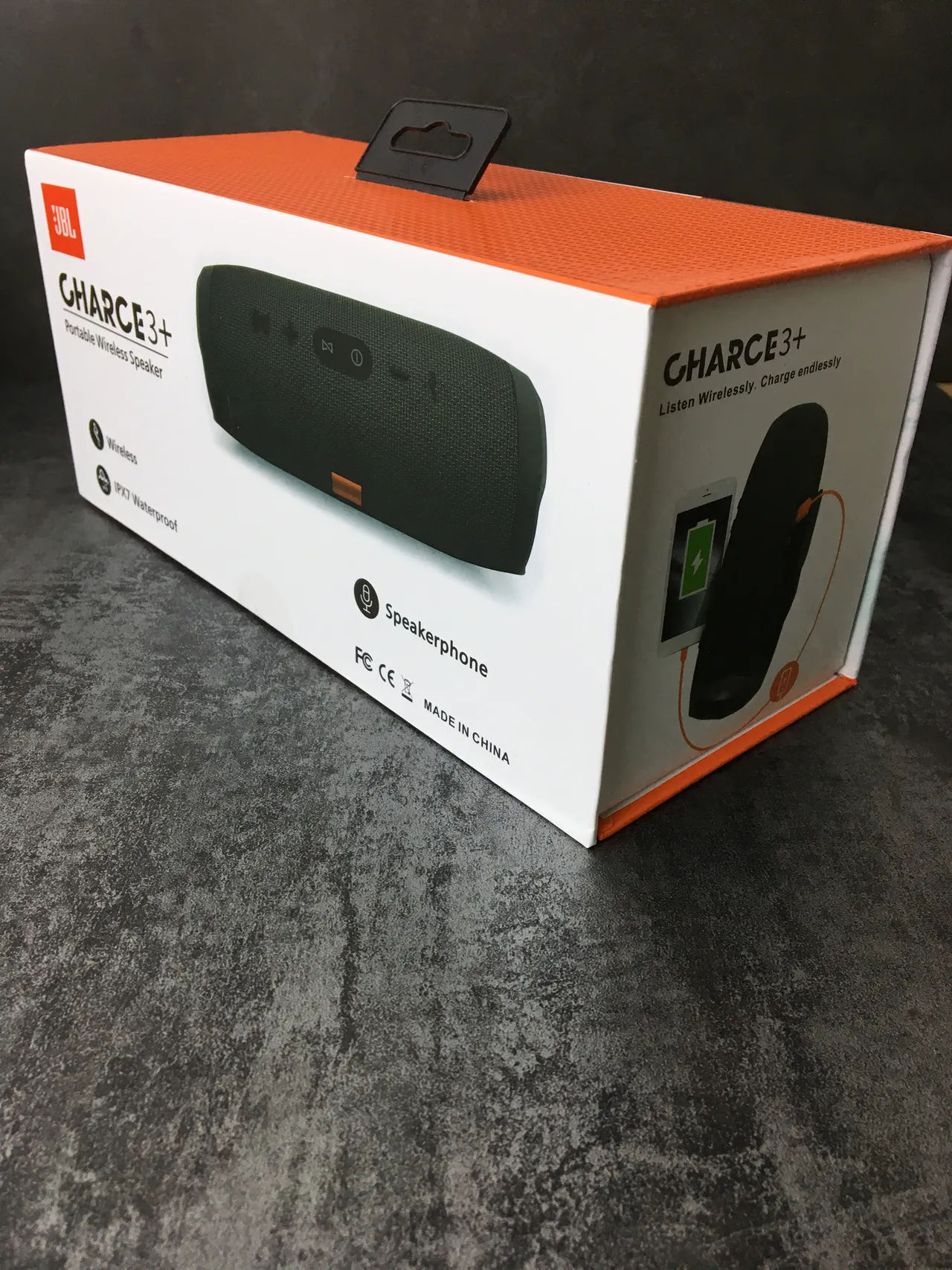 JBL Charge लाल वृत्ताकार फैब्रिक ग्रिल पोर्टेबल स्पीकर 10