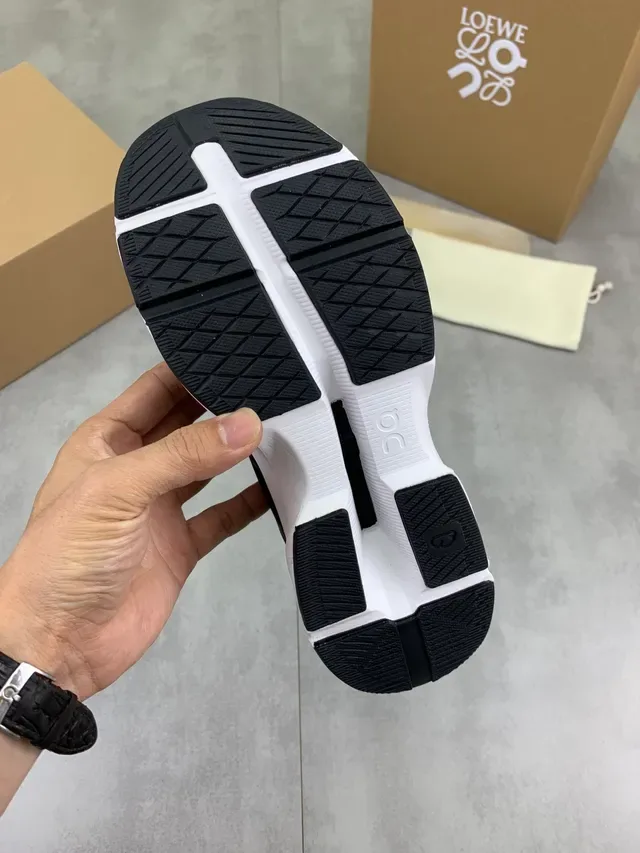 Loewe Flow Runner 2.0 Black and Gray Lifestyle Sneakers 2