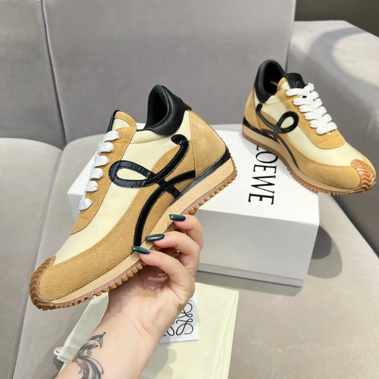 Loewe Flow Runner Beige Tan Black 生活方式运动鞋 2