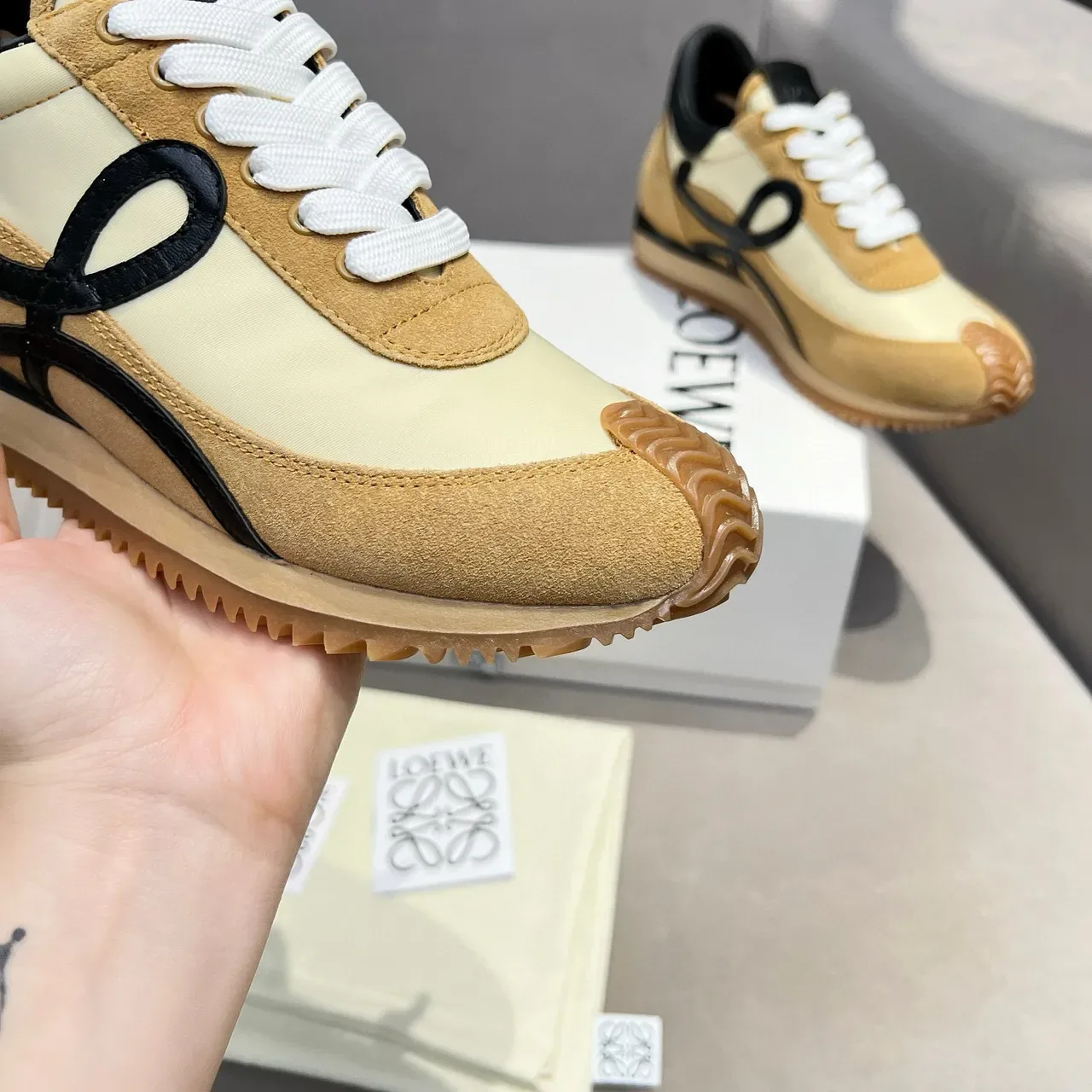 Loewe Flow Runner Beige Tan Black 生活方式运动鞋 3