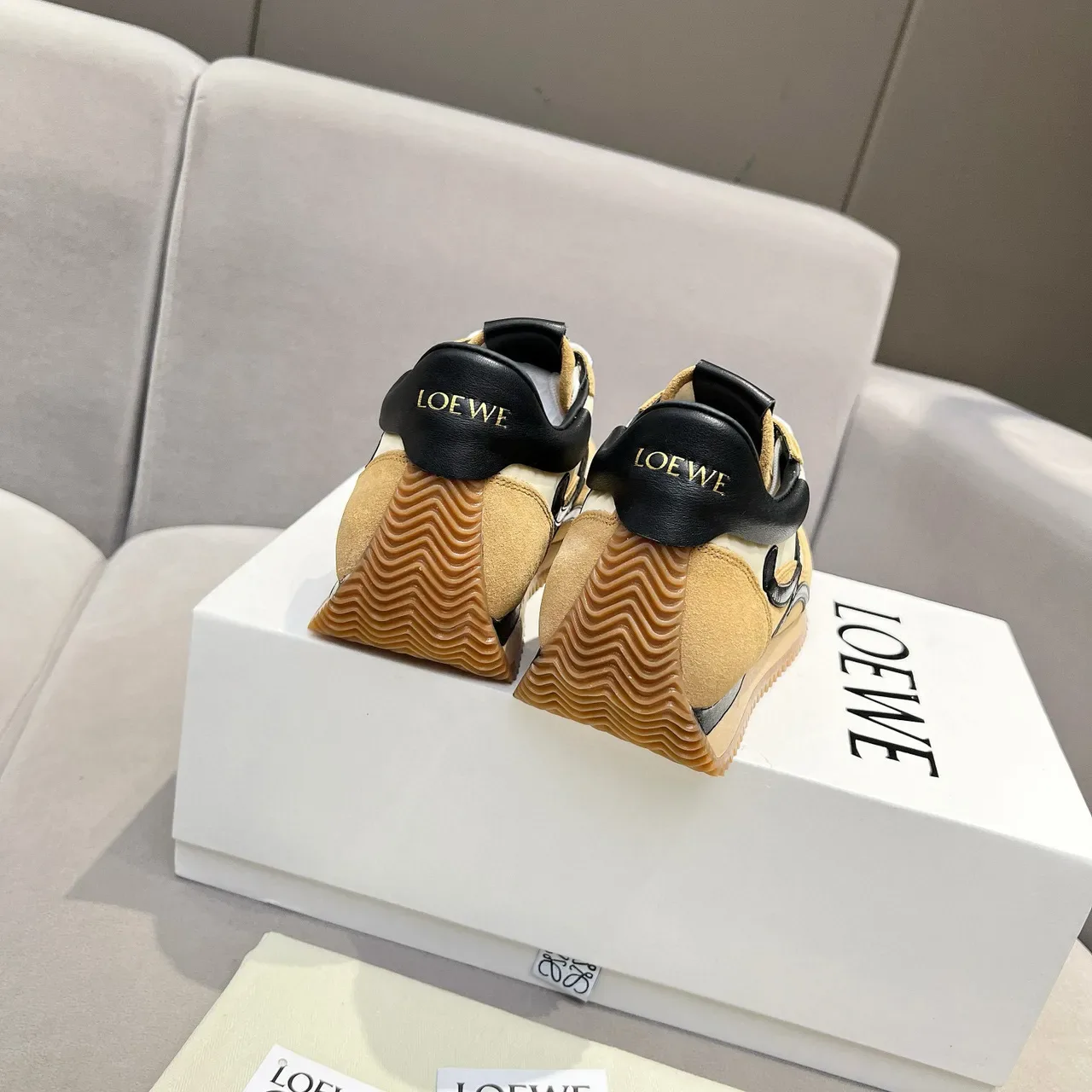 Loewe Flow Runner Beige Tan Black 生活方式运动鞋 4