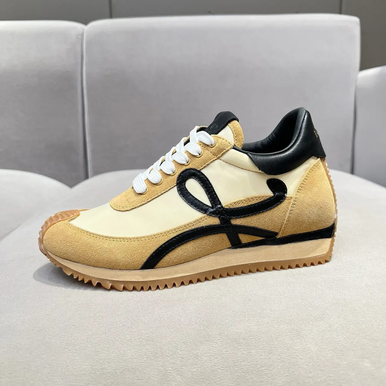 Loewe Flow Runner Beige Tan Black 生活方式运动鞋 5
