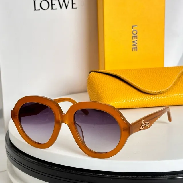 Loewe 绿色米色 超大椭圆形镜框 切口太阳穴细节 太阳镜 2