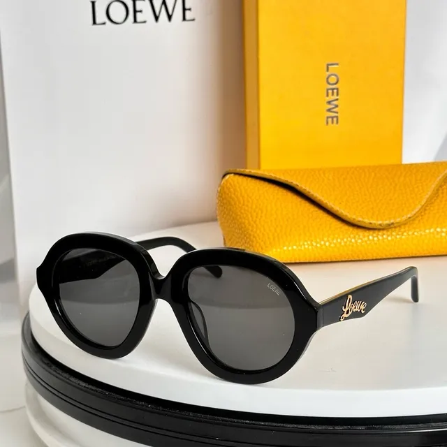 Loewe 绿色米色 超大椭圆形镜框 切口太阳穴细节 太阳镜 3