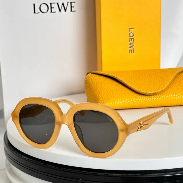 Loewe 绿色米色 超大椭圆形镜框 切口太阳穴细节 太阳镜 9