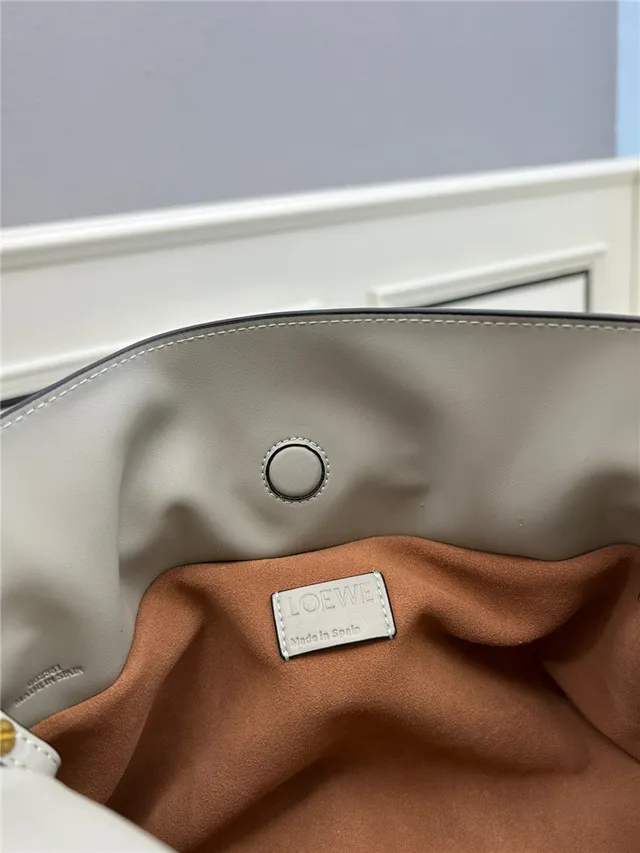 Loewe Hobo 粉色柔软松垮轮廓系结肩带末端hobo包 9