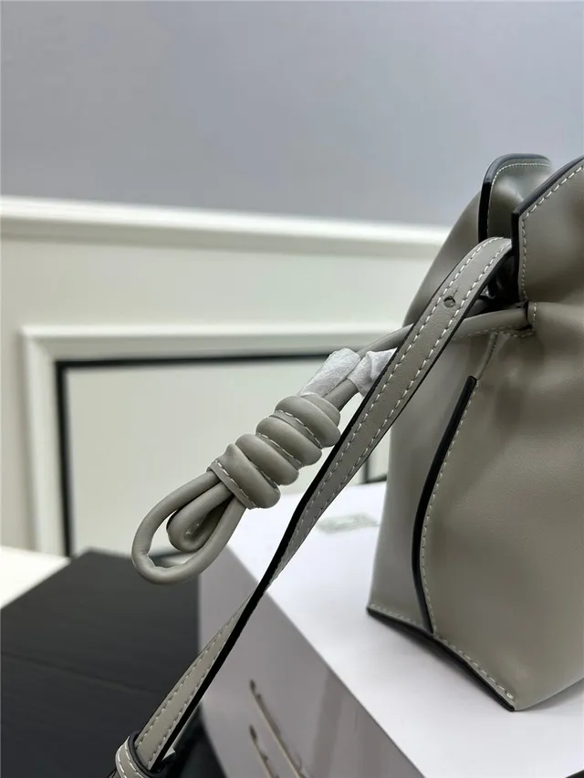 Loewe Hobo 粉色柔软松垮轮廓系结肩带末端hobo包 11