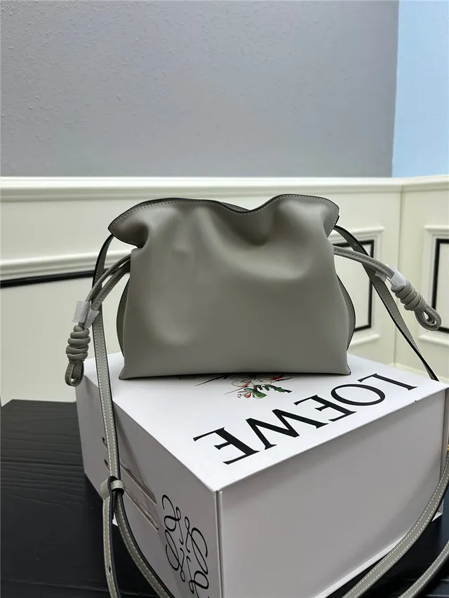 Loewe Hobo 粉色柔软松垮轮廓系结肩带末端hobo包 14