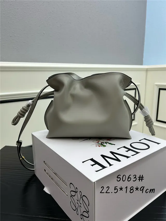 Loewe Hobo 粉色柔软松垮轮廓系结肩带末端hobo包 16