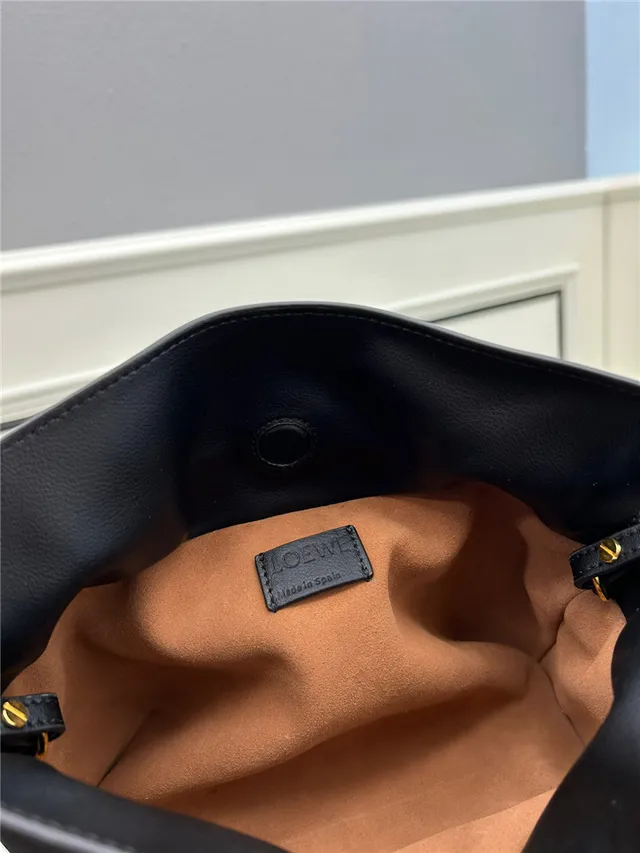 Loewe Hobo 粉色柔软松垮轮廓系结肩带末端hobo包 17