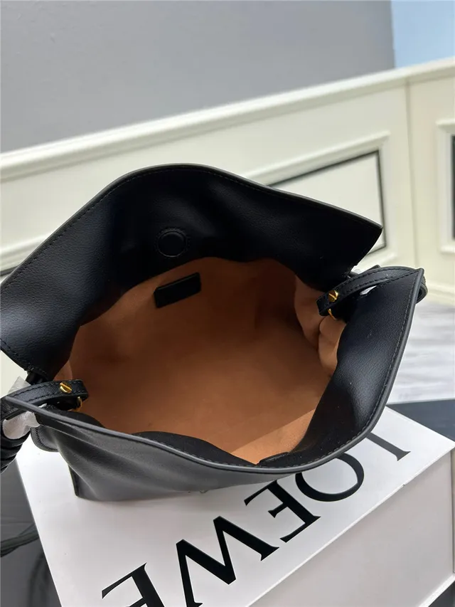 Loewe Hobo 粉色柔软松垮轮廓系结肩带末端hobo包 18