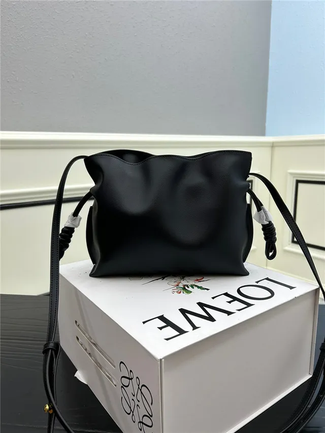 Loewe Hobo 粉色柔软松垮轮廓系结肩带末端hobo包 22