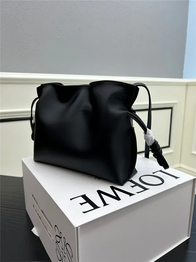 Loewe Hobo 粉色柔软松垮轮廓系结肩带末端hobo包 23