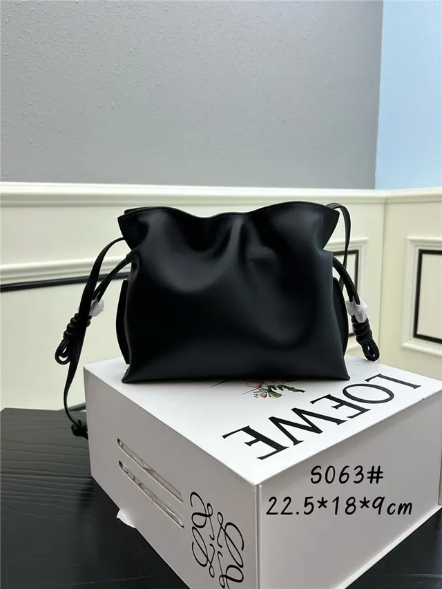 Loewe Hobo 粉色柔软松垮轮廓系结肩带末端hobo包 24