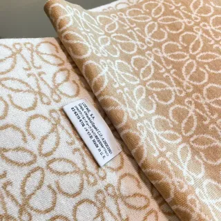 Loewe Monogram বেইজ এবং ক্রিম ক্যাশমিয়ার বোনা স্কার্ফ