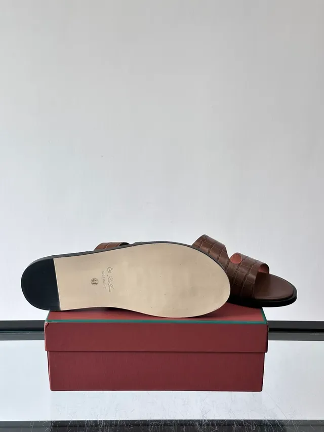Loro Piana Croc Embossed दो पट्टियों वाला स्लाइड कैजुअल सैंडल 2