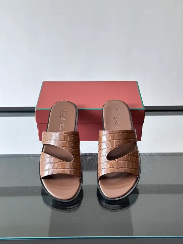 Loro Piana Croc Embossed दो पट्टियों वाला स्लाइड कैजुअल सैंडल 3