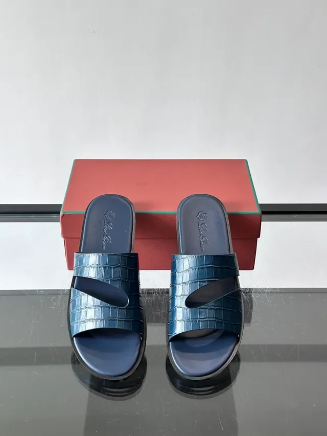 Loro Piana Croc Embossed दो पट्टियों वाला स्लाइड कैजुअल सैंडल 4