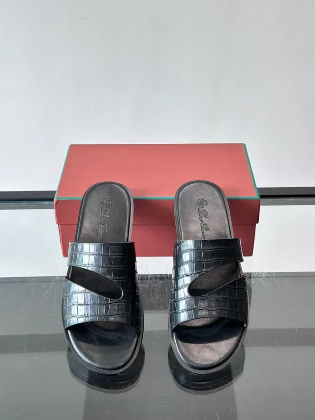 Loro Piana Croc Embossed दो पट्टियों वाला स्लाइड कैजुअल सैंडल 5