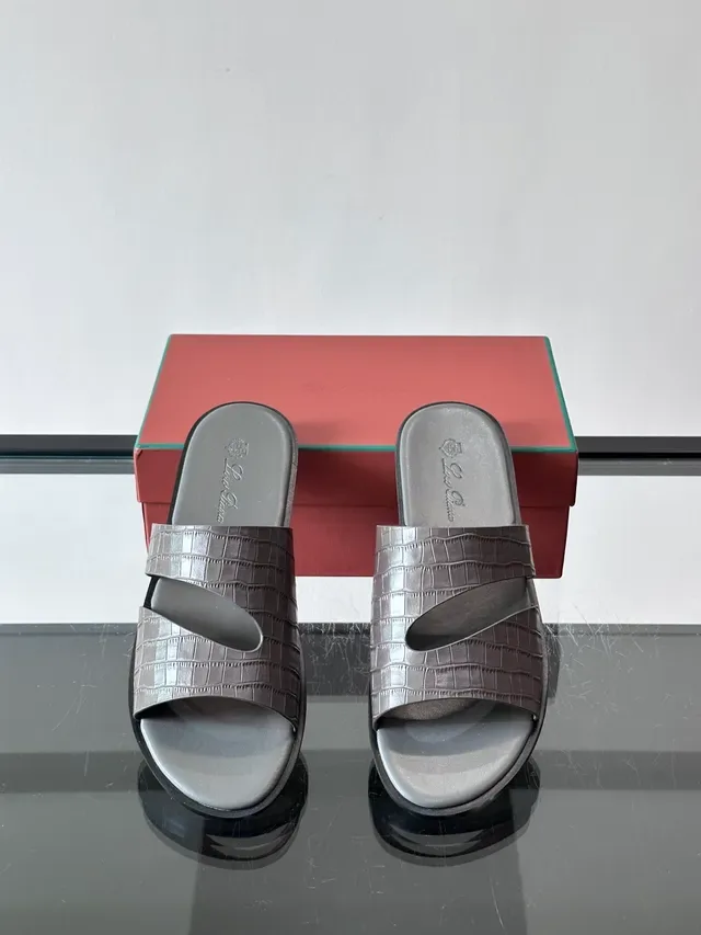 Loro Piana Croc Embossed दो पट्टियों वाला स्लाइड कैजुअल सैंडल 6