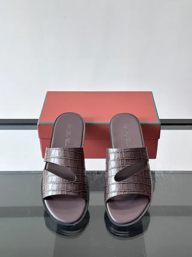 Loro Piana Croc Embossed दो पट्टियों वाला स्लाइड कैजुअल सैंडल 7