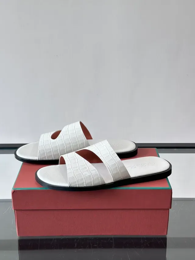 Loro Piana Croc Embossed दो पट्टियों वाला स्लाइड कैजुअल सैंडल 8