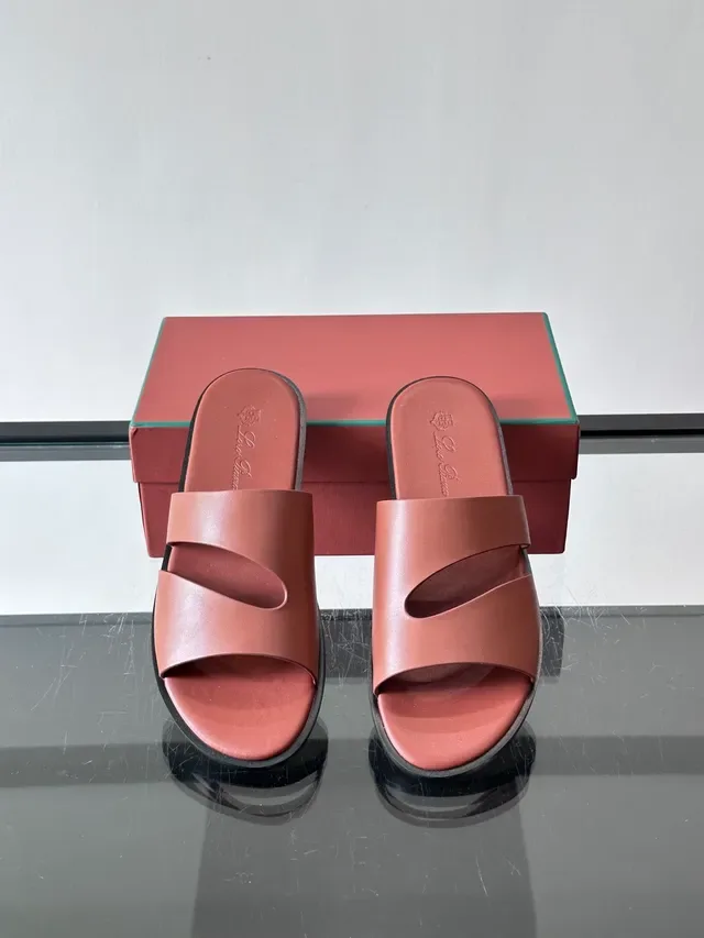 Loro Piana Croc Embossed दो पट्टियों वाला स्लाइड कैजुअल सैंडल 9