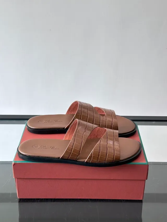 Loro Piana Croc Embossed दो पट्टियों वाला स्लाइड कैजुअल सैंडल 10