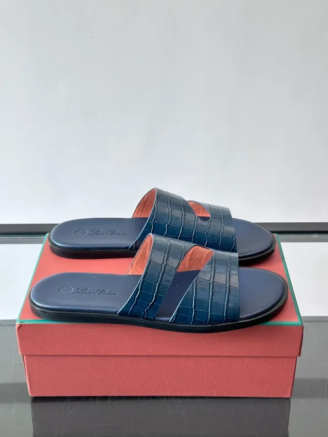 Loro Piana Croc Embossed दो पट्टियों वाला स्लाइड कैजुअल सैंडल 11
