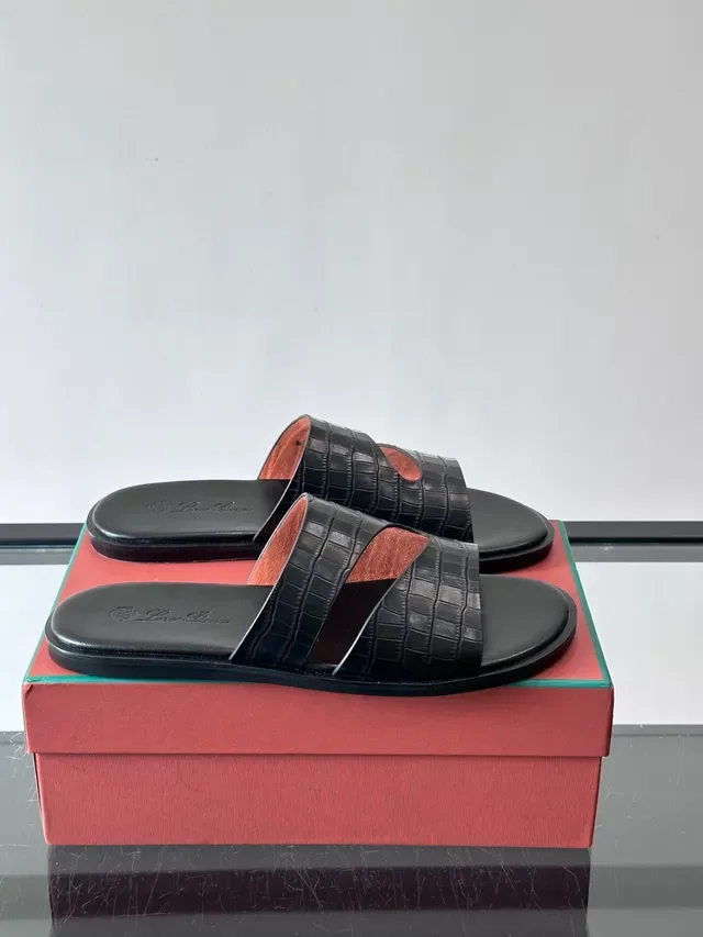 Loro Piana Croc Embossed दो पट्टियों वाला स्लाइड कैजुअल सैंडल 12
