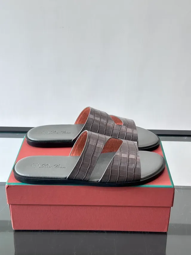 Loro Piana Croc Embossed दो पट्टियों वाला स्लाइड कैजुअल सैंडल 13